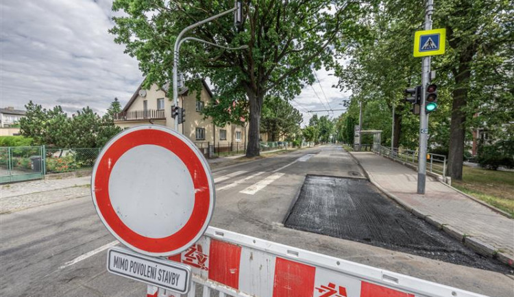 S končícími prázdninami v Jihlavě mizí dopravní omezení. Kde je hotovo a kde se ještě bude pracovat?