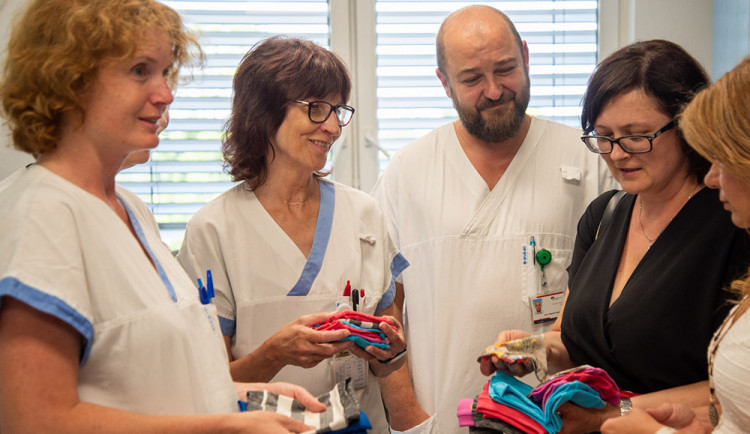 Středoškoláci ušili speciální rukávky pro olomouckou nemocnici. Pomohou i onkologickým pacientům