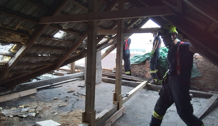 Po řádění živlů se na domě v Krčmani sesypala část zdi. Stavbu stabilizují hasiči