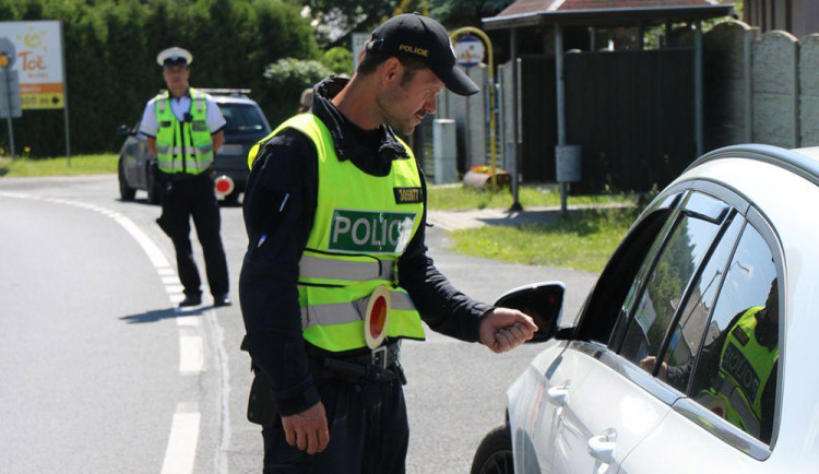 Pět set kontrol i služební pes v akci. Policisté se zaměřili na technoparty u Jeseníku