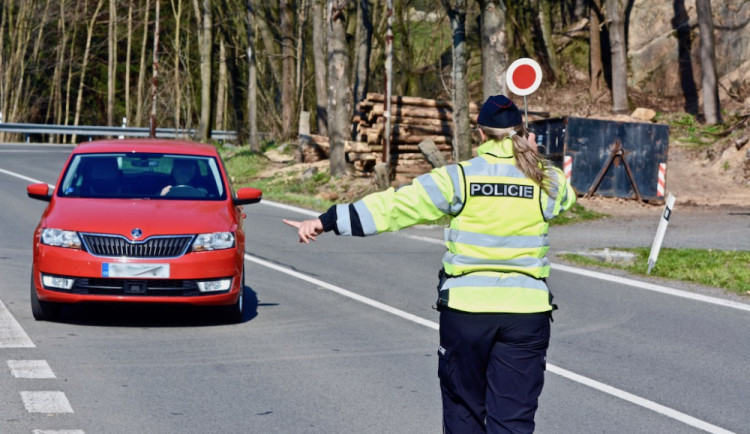 Z prázdnin bezpečně. Na silnicích v kraji budou hlídkovat policisté, zaměří se na rychlost i chodce