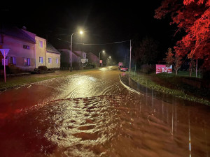 Voda z polí zalila sklepy ve dvou obcích u Olomouce. Hasiči zachraňovali i dodávku z podjezdu