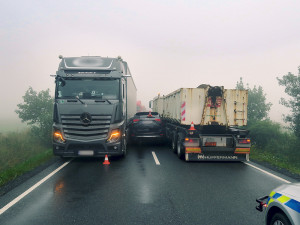 VIDEO: V mlze šofér na Přerovsku hazardoval se životem. Zachránil ho manévr kamioňáků