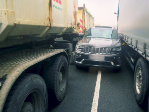 VIDEO: V mlze šofér na Přerovsku hazardoval se životem. Zachránil ho manévr kamioňáků