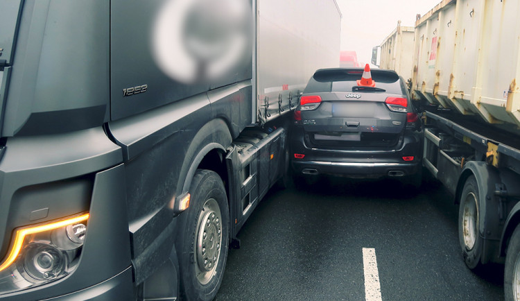 V mlze šofér džípu hazardoval se životem. Zachránil ho manévr kamioňáků