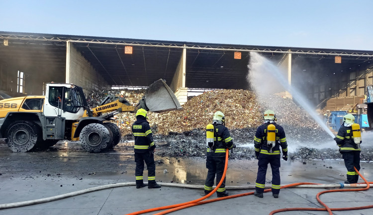 Příčinou nočního požáru v Enviropolu jsou zřejmě baterie, které zahořely v meziskladu, říká jihlavská firma