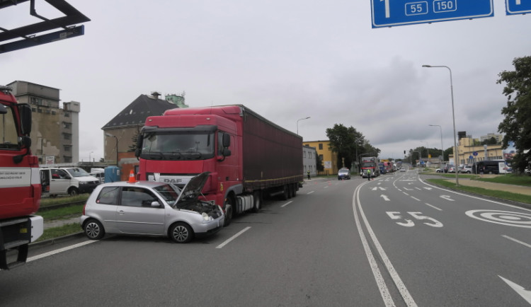 Kamion v Přerově před sebou hrnul malé auto desítky metrů, řidička musela do nemocnice
