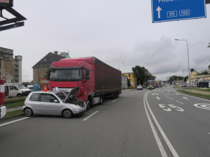 Kamion v Přerově před sebou hrnul malé auto desítky metrů, řidička musela do nemocnice