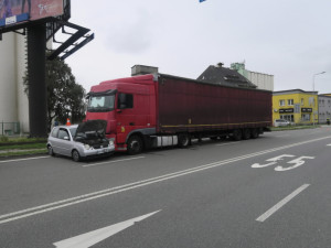 Kamion v Přerově před sebou hrnul malé auto desítky metrů, řidička musela do nemocnice
