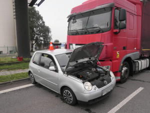 Kamion v Přerově před sebou hrnul malé auto desítky metrů, řidička musela do nemocnice