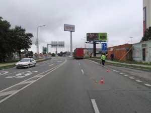 Kamion v Přerově před sebou hrnul malé auto desítky metrů, řidička musela do nemocnice