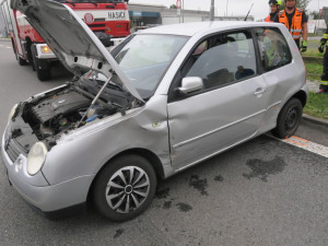 Kamion v Přerově před sebou hrnul malé auto desítky metrů, řidička musela do nemocnice