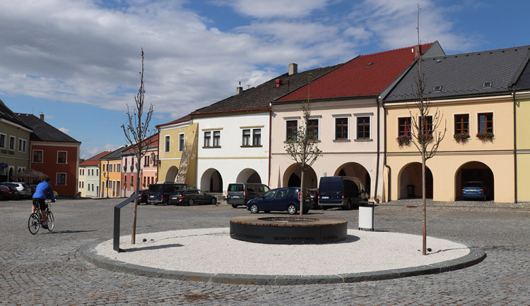 Po několika měsících od instalace reklamuje Přerov repliku studny na Horním náměstí