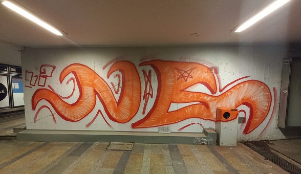 Sprejer se vyřádil v hradeckém podchodu, za malůvky mu hrozí vězení