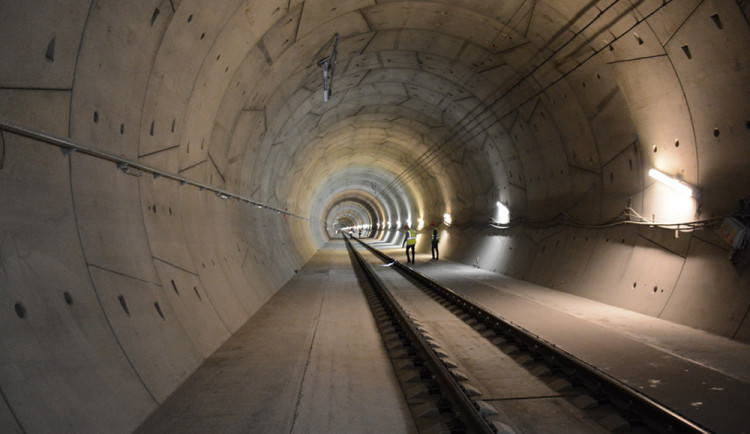 Devatenáct miliard. Studie naznačila náklady na novou železnici s tunelem do Jeseníku