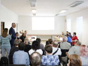 K zastupitelům Města Libavá promluvil k vedení Města Libavá, těsná většina z nich nechce starostku usvědčenou ze zpronevěry odvolat