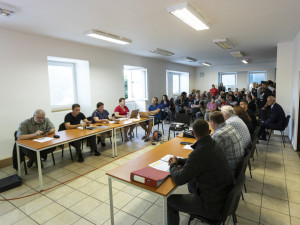 Na zasedání zastupitelstva přišly desítky lidí, hlasování o odvolání starostky se nedočkaly