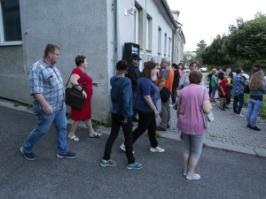 Starostka Štěpánka Tichá odchází po skončení zasedání zastupitelstva okolo lidí, kteří žádají její odvolání kvůli zpronevěře