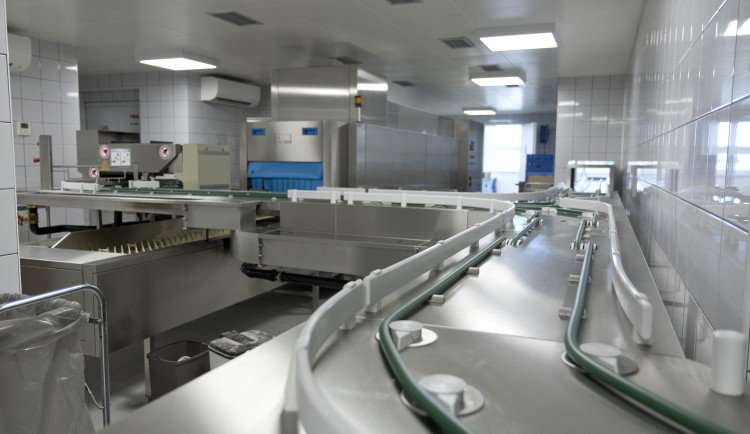 Hradecká nemocniční jídelna je v novém, oběd zaměstnancům chutná zase o něco víc