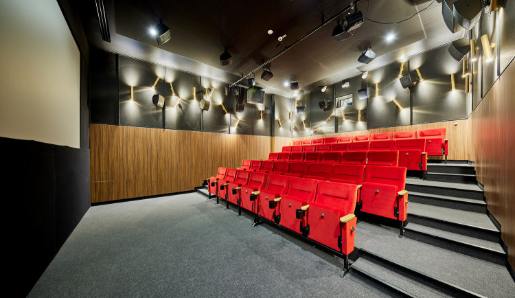 V Trutnově se dnes otevírá Vesmír, na diváky čekají dva moderní sály