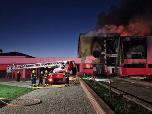 Plameny nad ránem pohltily známou vilu v Moravičanech. Škoda je dvacet milionů