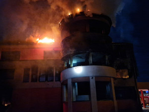 Plameny nad ránem pohltily vilu v Moravičanech. Škoda je dvacet milionů