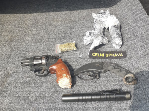 VIDEO: Pašerák drog na dálnici u Olomouce předstíral záchvat. Pak se snažil zničit pervitin a uprchnout