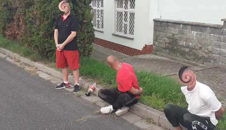 VIDEO: Pašerák drog na dálnici u Olomouce předstíral záchvat. Pak se snažil zničit pervitin a uprchnout