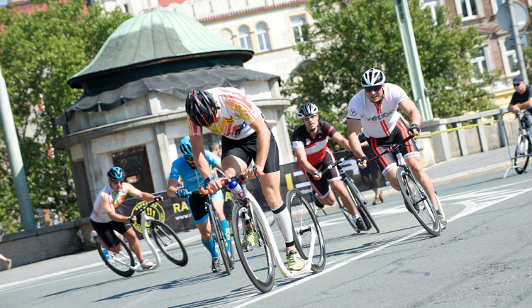 Cyklozávody v Hradci Králové uzavřou v neděli náměstí i část Gočárovy třídy