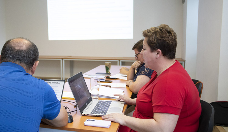 Starostka Města Libavá Štěpánka Tichá na zasedání zastupitelstva