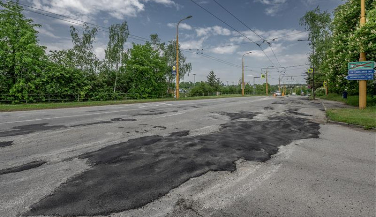 Řidiče v Jihlavě omezí souběžné opravy v ulici Romana Havelky a Pávovská. U nákupní zóny čekejte kolony