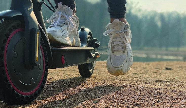 Nevraživost mezi řidiči, chodci a elektrokoloběžkáři by mohla zmírnit jasná pravidla