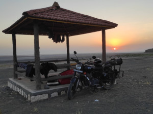 Koupil v Indii motorku a dojel až do Čech, byla to strastiplná cesta s úředními nástrahami i pekelným počasím