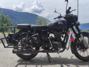 Koupil v Indii motorku a dojel až do Čech, byla to strastiplná cesta s úředními nástrahami i pekelným počasím