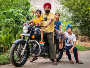 Koupil v Indii motorku a dojel až do Čech, byla to strastiplná cesta s úředními nástrahami i pekelným počasím