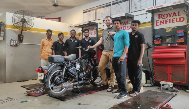 Koupil v Indii motorku a dojel až do Čech, byla to strastiplná cesta s úředními nástrahami i pekelným počasím