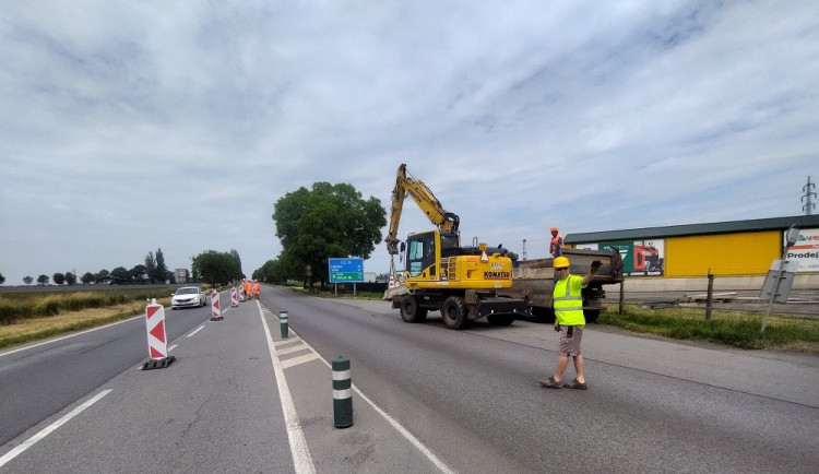 Kolem hradeckého ČKD se od Náchoda dá částečně projet, počítejte s kolonami
