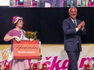 Olomoucký kraj zná letošní Babičku roku. Na výstavišti ji podporovaly stovky seniorů