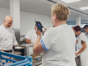 VIDEO: Šéfkuchař Paulus vařil pro zdravotníky v olomoucké nemocnici, zapsal si kariérní rekord