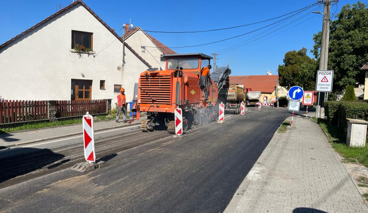 Oprava silnice na hranici krajů skončí o dva měsíce dřív. Nový povrch řidiči otestují už na konci října