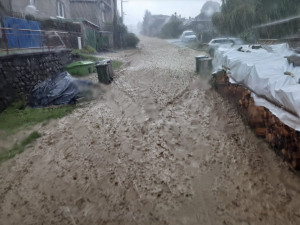 FOTO, VIDEO: Na Konicku silná bouřka vyplavila několik obcí. U Dzbelu je uzavřena silnice, poškodila ji voda