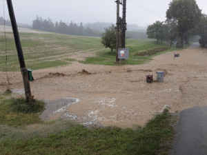 Na Konicku silná bouřka vyplavila několik obcí. Hasiči čerpají vodu ze sklepů a garáží