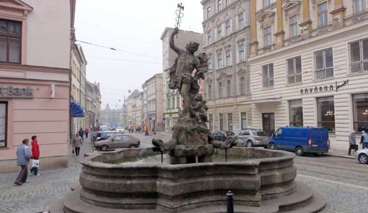 Chvaty na plavce v kašně. Olomoučtí strážníci výtečníka po vylovení předali záchrance