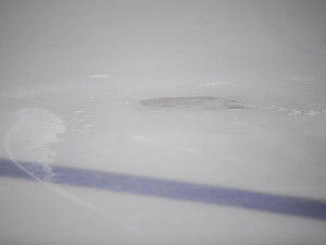 VIDEO: Průtrž mračen ukončila hokejový zápas v Prostějově. Voda prokapala až na ledovou plochu