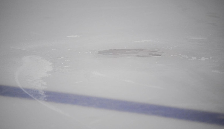 Na hrací ploše zimního stadionu v Prostějově se během utkání tvořily kaluže vody