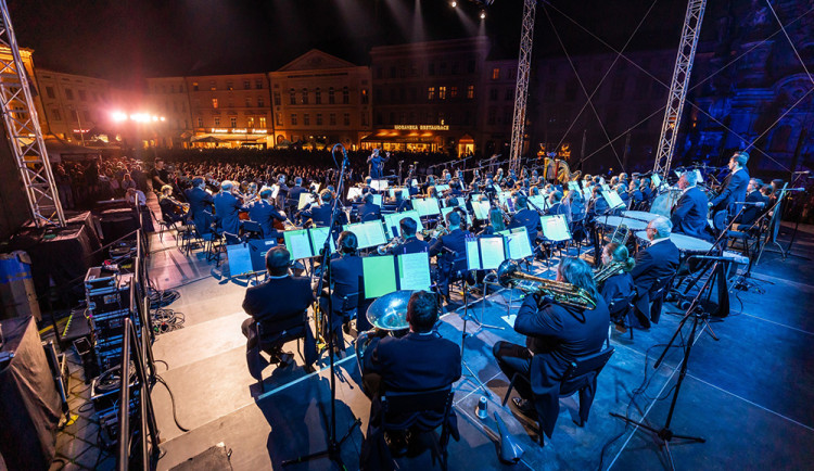 Moravská filharmonie při koncertu na Horním náměstí před budovami Moravského divadla a filharmonie - ilustrační foto