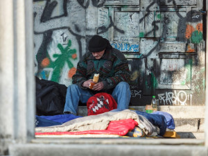 Proti bezdomovcům, kteří v Prostějově popíjejí, strážníci letos zasahovali už téměř dvě stě krát. Alkohol zabavují