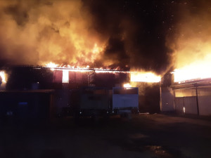 VIDEO: V Července hořela průmyslová hala, plameny šlehaly čtyři metry vysoko. Škoda překoná 12 milionů