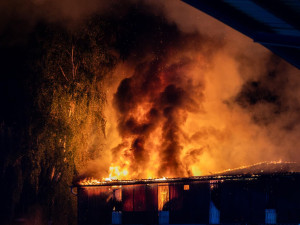 V Července hoří průmyslová hala, plameny šlehaly čtyři metry vysoko. Škoda překoná 12 milionů