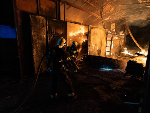 V Července hoří průmyslová hala, plameny šlehaly čtyři metry vysoko. Škoda překoná 12 milionů